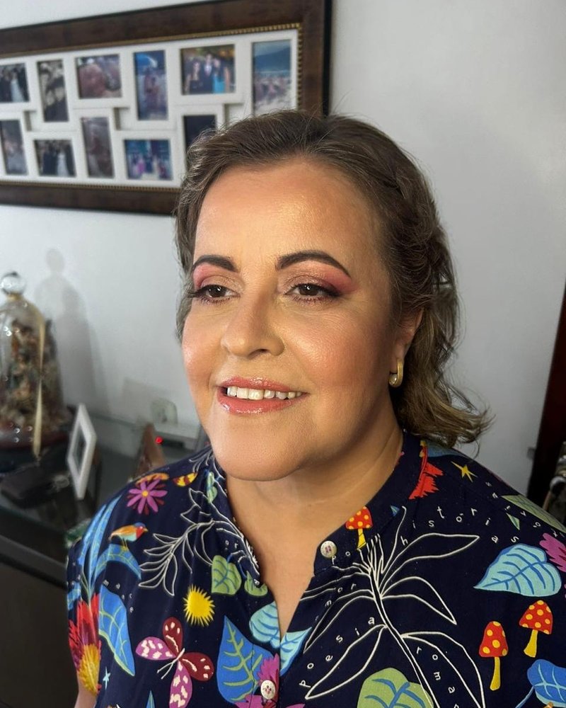 Cliente madura sorrindo com maquiagem rosada natural, por Maria Eduarda Lima