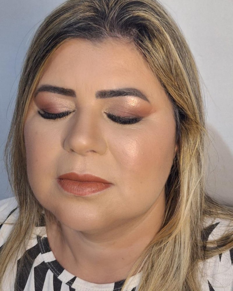 Esfumado acobreado com pele uniforme em cliente loira, por Maria Eduarda Lima